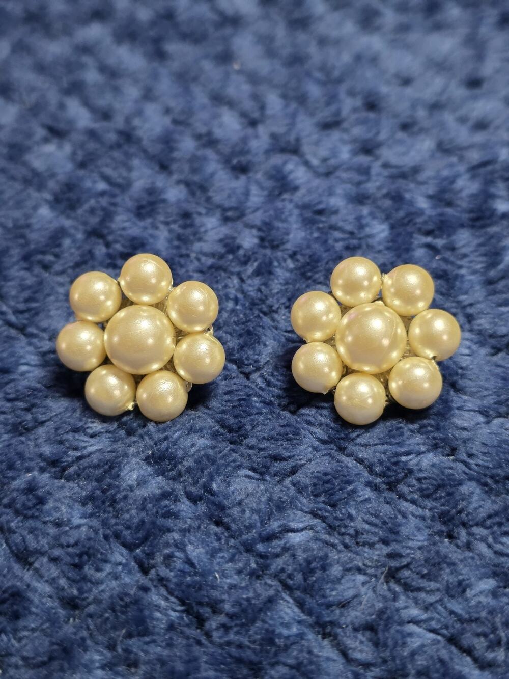 Vintage Faux Pearl Cluster Clip On Earrings Cream White Gold Tone Flower Cluster